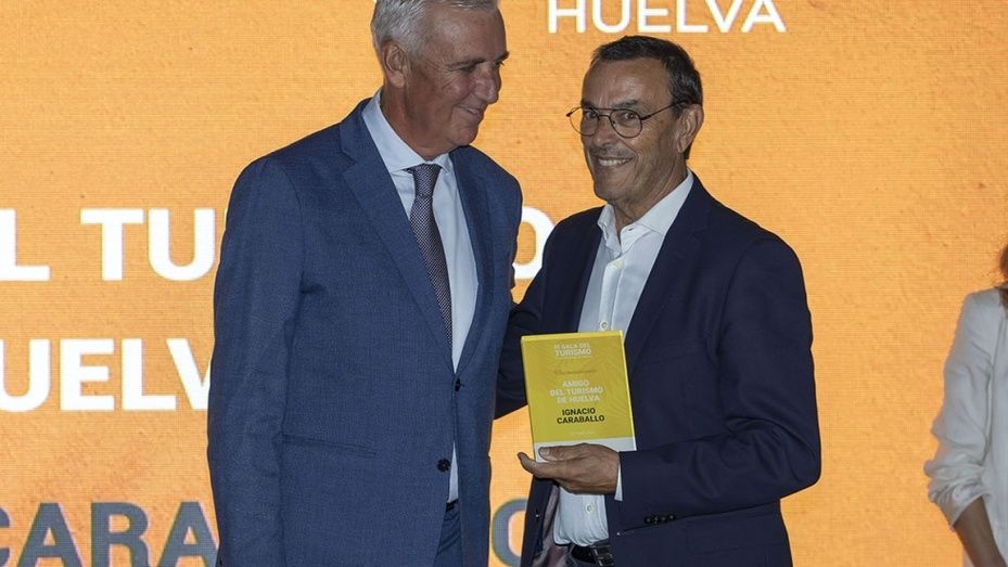 Caraballo reaparece para recoger el premio 'Amigo del Turismo de Huelva'