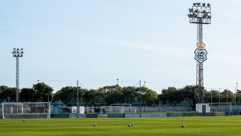 El Decano anuncia con 'satisfacción' la reposición del césped de sus campos de entrenamiento
