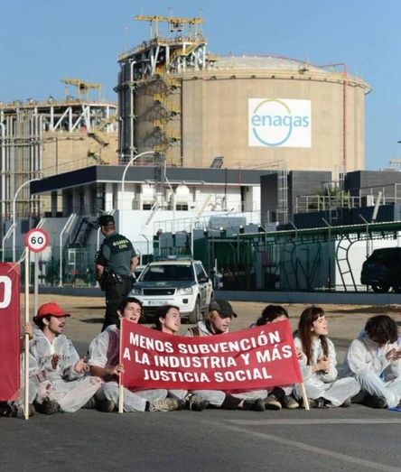 Decenas de jóvenes se manifiestan ante Enagas y Endesa contra una política energética 'que apoya a las empresas y no a las familias'