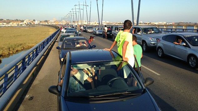 Dos heridos en un accidente en la entrada a Huelva por el puente del Odiel
