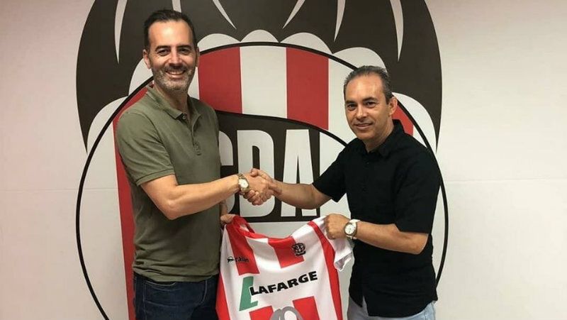 Juan Márquez vuelve a dejar el banquillo del CD Acero 'por problemas de salud'