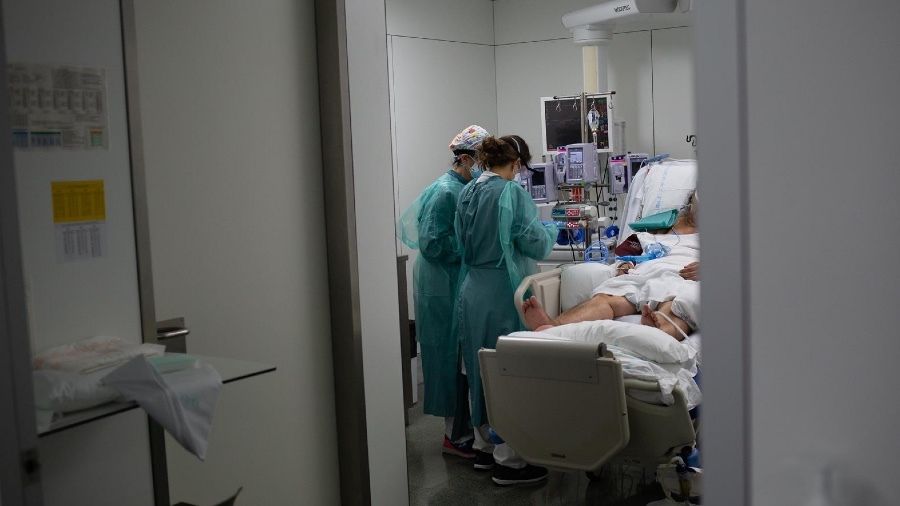 Dos fallecidos y 14 ingresos más en una jornada con descenso de contagios