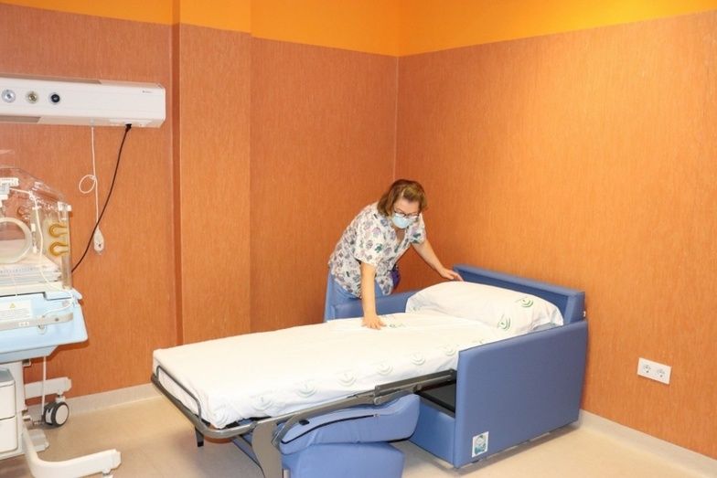 El área de Pediatría del Juan Ramón Jiménez incorpora 36 sillones cama para menores hospitalizados