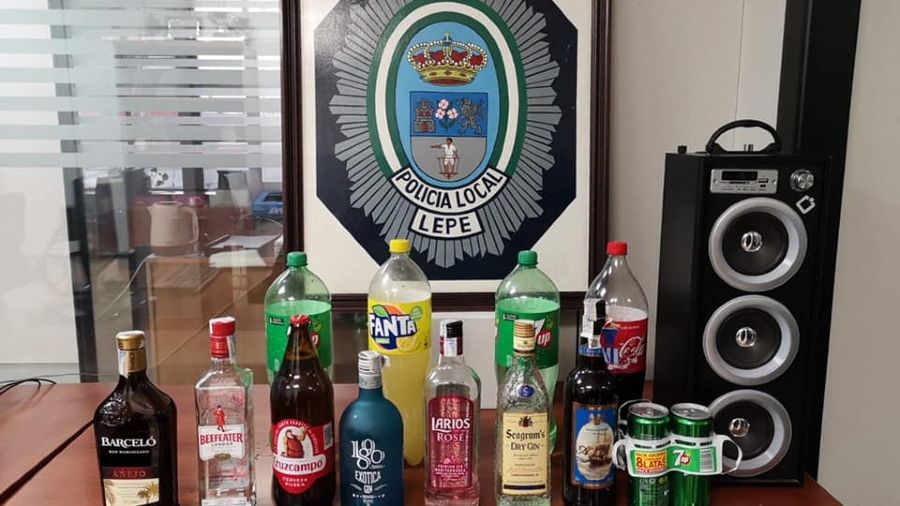 Disuelven un botellón con 40 jóvenes en la playa de La Antilla