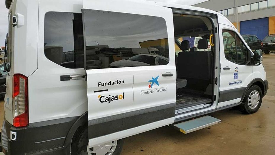 Las fundaciones 'la Caixa' y Cajasol colaboran con la Asociación Abriendo Puertas de Moguer en la compra de un vehículo adaptado