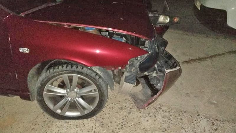 Da positivo en alcoholemia tras chocar su coche contra un árbol