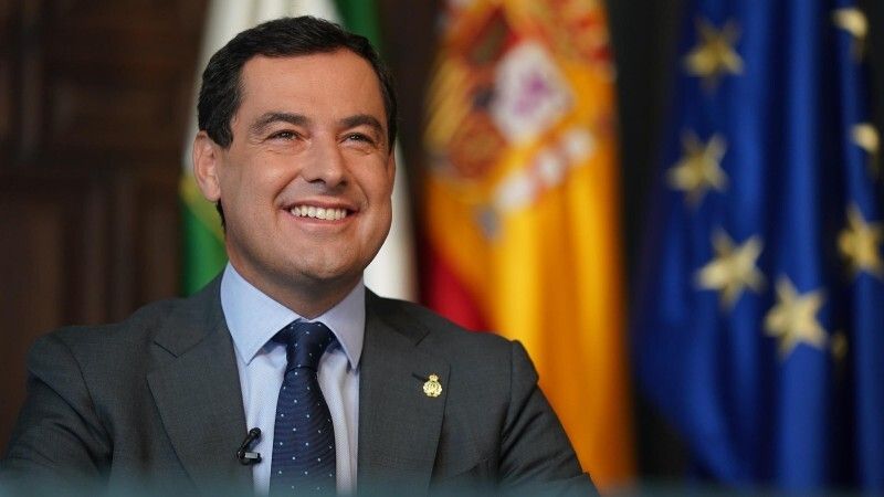 Juanma Moreno dice que si se produce el confinamiento domiciliario debe ser 'lo antes posible' para 'salvar la economía y la campaña de Navidad'
