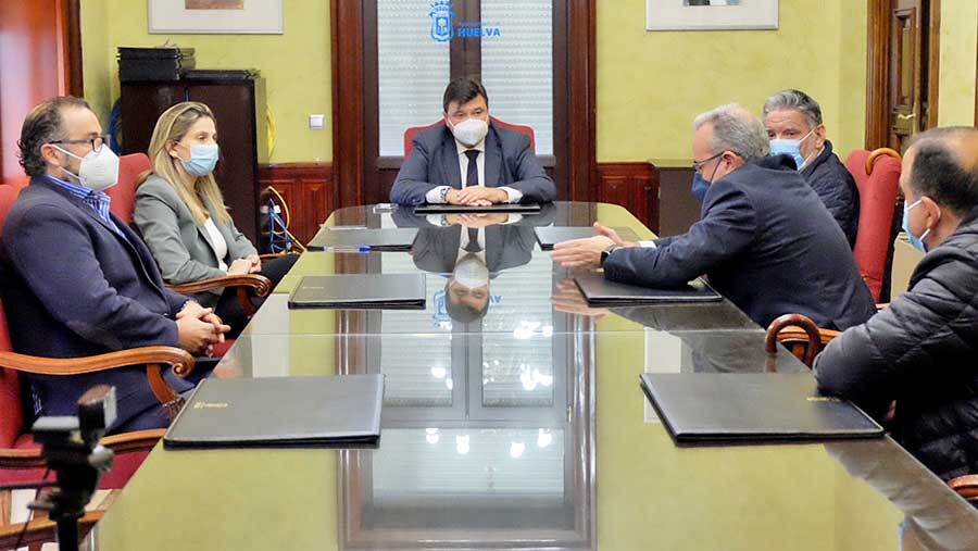 El alcalde recibe 'preocupado' a la Plataforma 'Más Plurales' de enseñanza concertada y privada