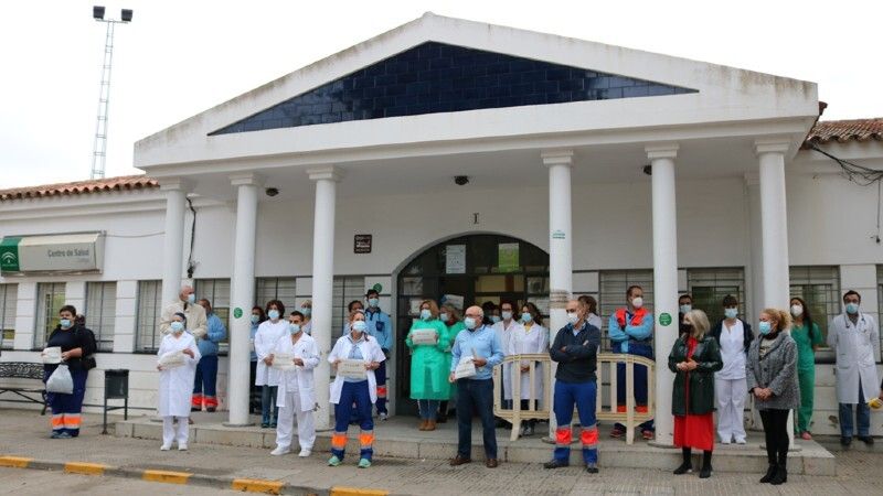 Concentración en el centro de salud de Cartaya tras la agresión física de una usuaria a una celadora