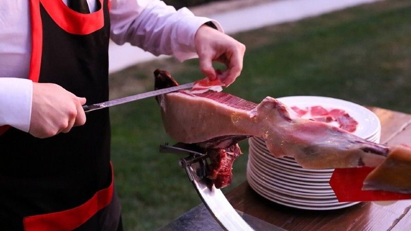 Una empresa de Alosno precisa de dos cortadores de jamón con experiencia