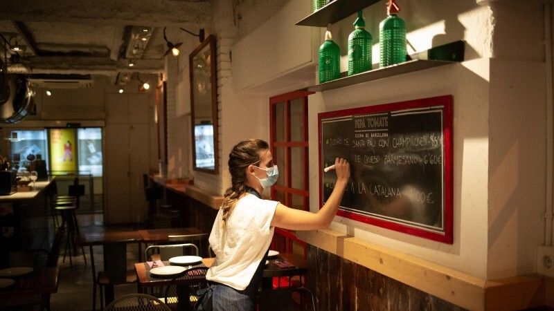 A debate cerrar el interior de la hostelería a las 23.00 horas y el ocio nocturno a las 01.00 en ciudades que tengan riesgo medio