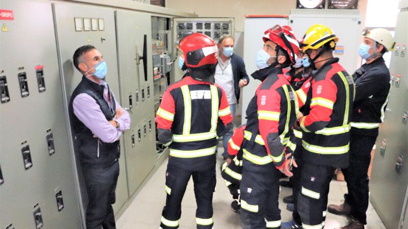 Una veintena de bomberos visita el Juan Ramón para conocer las instalaciones en caso de emergencia
