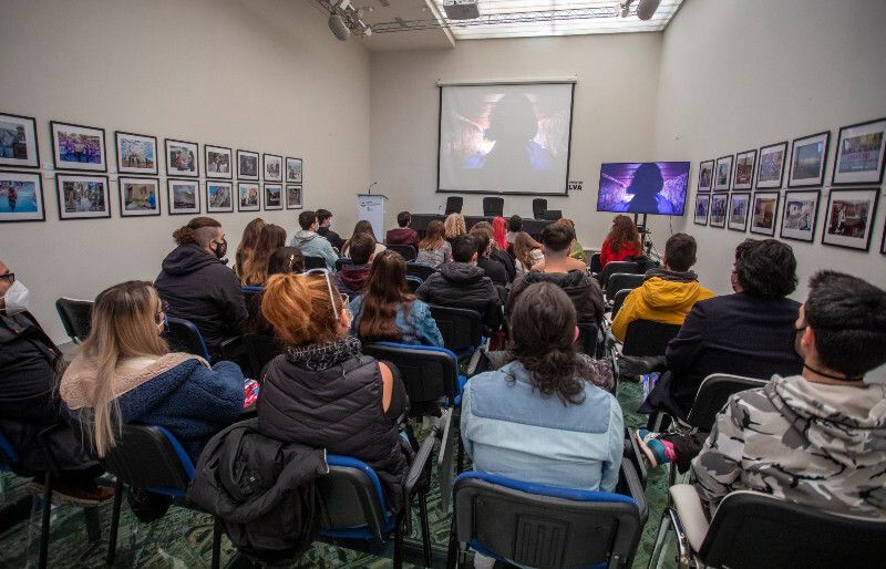 Alumnos del Pablo Neruda proyectan sus spots por el 25N en el Centro Jesús Hermida
