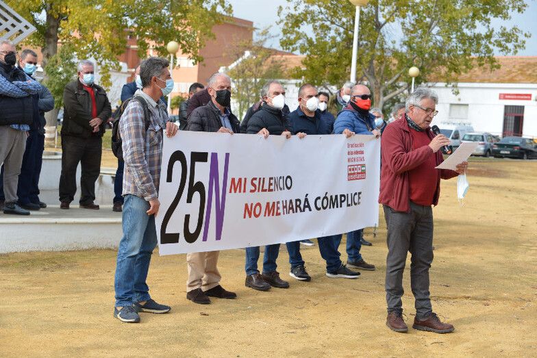 Una treintena de hombres se manifiesta en la Universidad contra la violencia machista