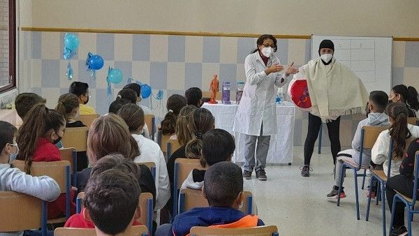 Dos colegios onubenses participan en una actividad de la Junta sobre investigación biomédica