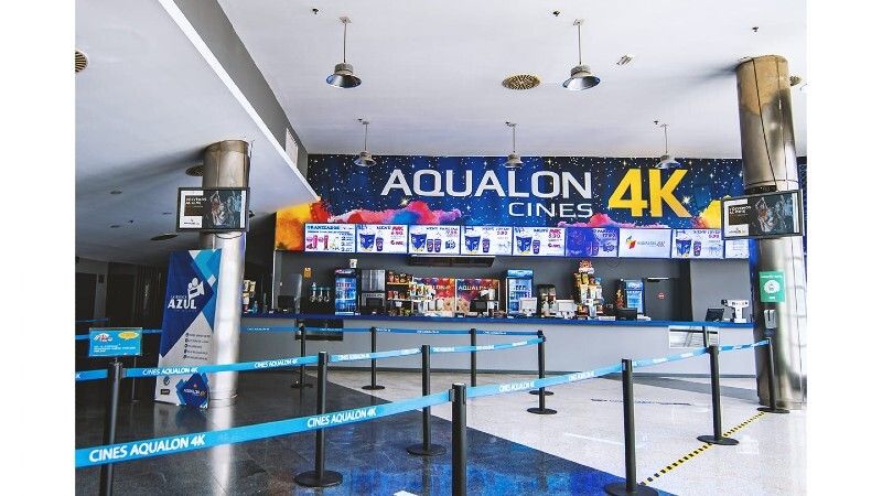 Bomberos intervienen en un siniestro en los cines Aqualón por un problema eléctrico