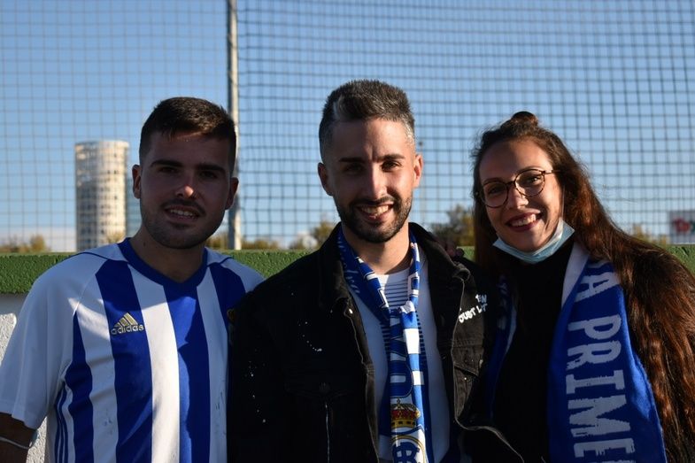 La afición decana tiñó las gradas del Campo ‘Los Cortijillos’ con los colores blanco y azul