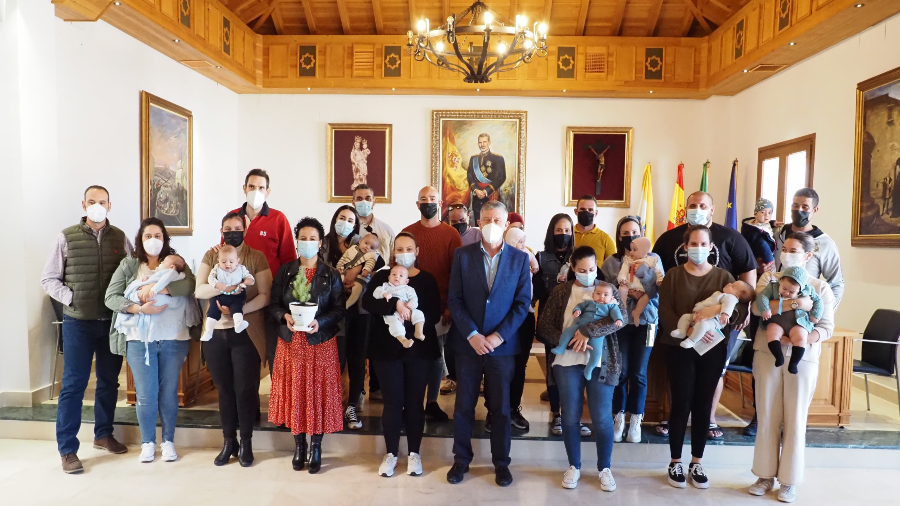 El Ayuntamiento de Palos entrega 21 cheques bebés, 6 cheques bañera y una ayuda a la vivienda