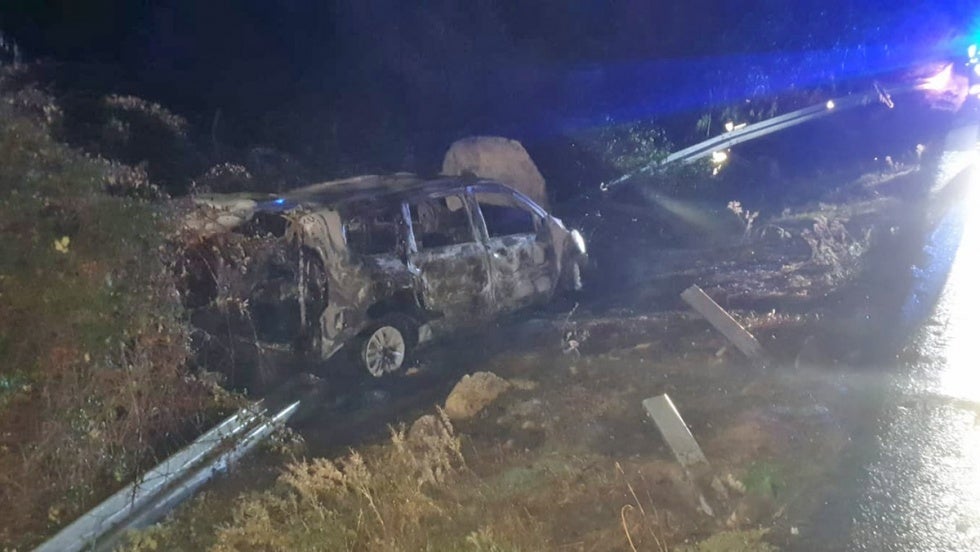 Bomberos intervienen en la salida de vía de un vehículo que acabó ardiendo