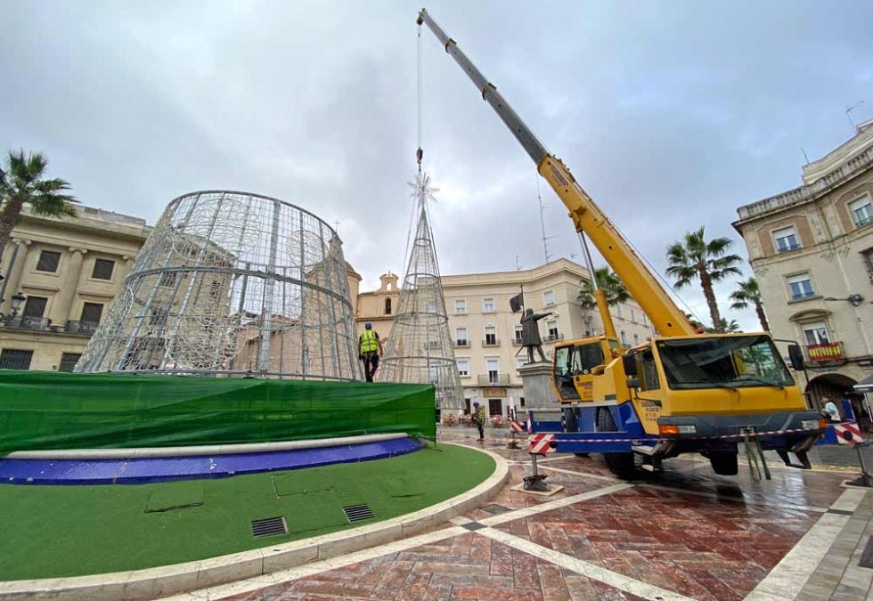 El árbol de Navidad jubila la fuente de la plaza de las Monjas