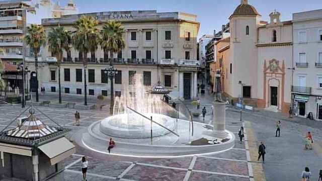 El árbol de Navidad jubila la fuente de la plaza de las Monjas