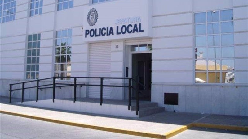 Tensión en el Ayuntamiento de Lepe: un hombre saca un cuchillo y amenaza a un policía porque no lo atendían