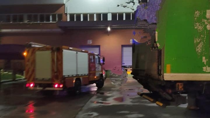 Bomberos de Ayamonte auxilian a una persona atrapada bajo un camión tras ser atropellada