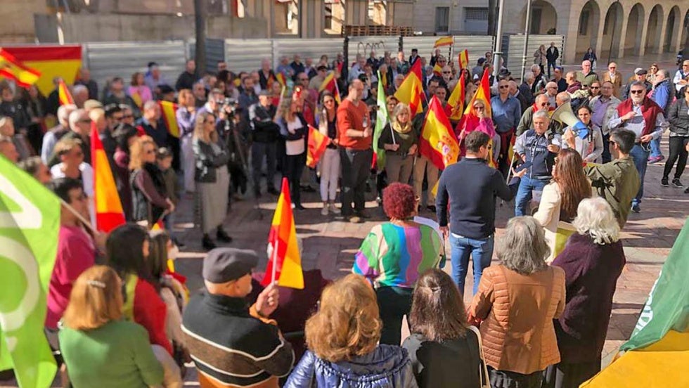 Vox exige en la calle que 'se devuelva la voz al pueblo español' y se convoquen elecciones