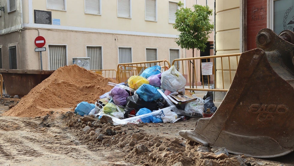 Los vecinos de la calle Palos se rebelan y tiran la basura donde siempre pese a no haber contenedor