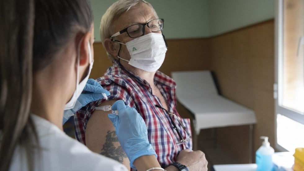 Más de 60.000 onubenses mayores de 65 años se han vacunado ya contra la gripe