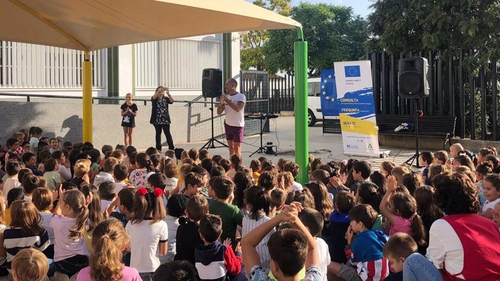 El cuentacuentos de 'Europe Direct Huelva' acerca Europa a los coles de la provincia