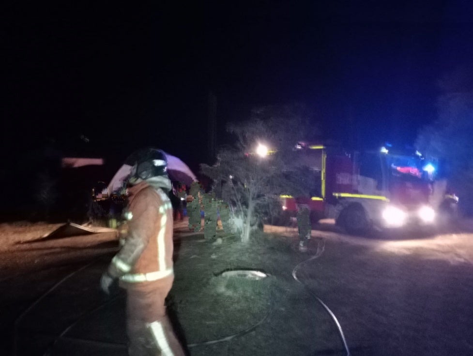 Bomberos extinguen un incendio en tres viviendas prefabricadas de Almonte