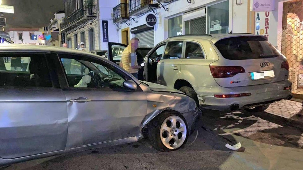 Un aparatoso accidente con cuatro vehículos implicados obliga a cortar una hora la calle Real de Lepe