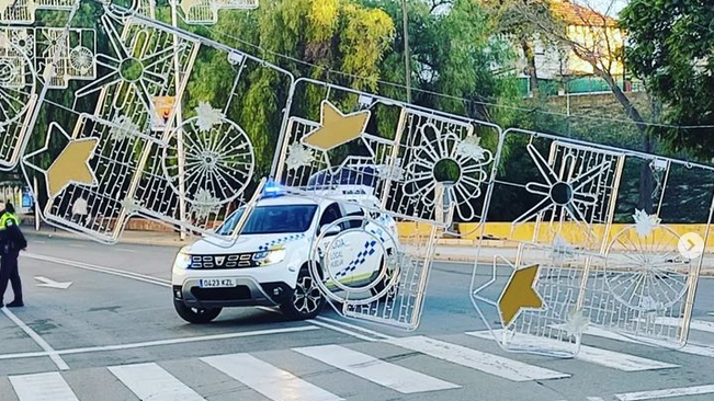 Un conductor, positivo en alcoholemia, se sale de la vía en Federico Molina y se lleva por delante las luces de Navidad