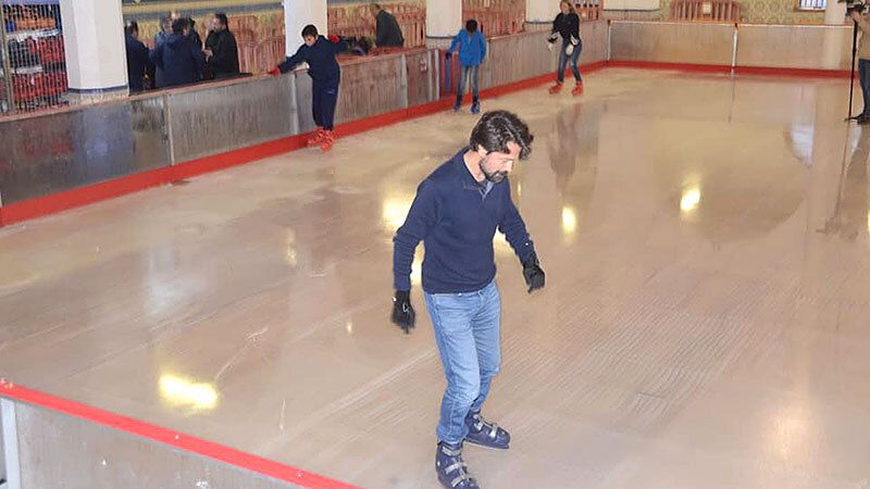 Los palermos ya disfrutan una Navidad más de la pista de patinaje sobre hielo