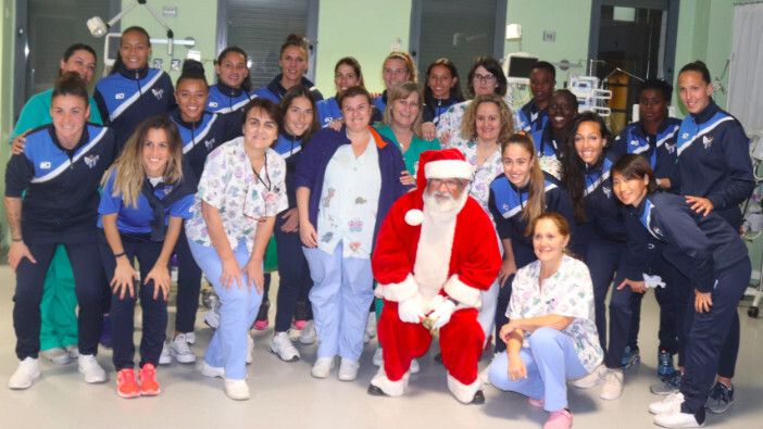 El Sporting Huelva reparte regalos e ilusión entre niños ingresados en el hospital