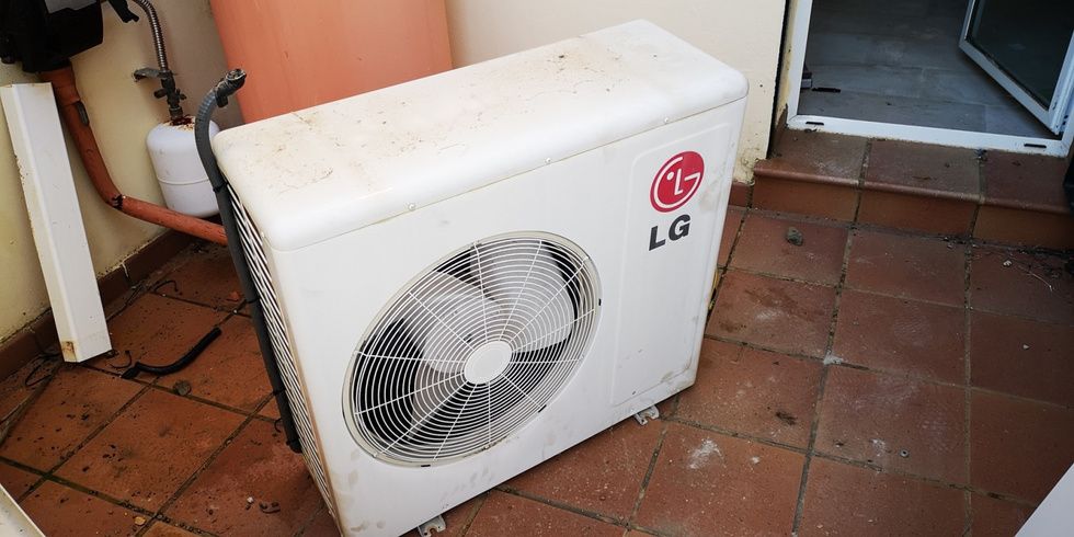 Pillan 'in fraganti' a varios ladrones robando mobiliario de unas viviendas todavía no habitadas en Costa Esuri