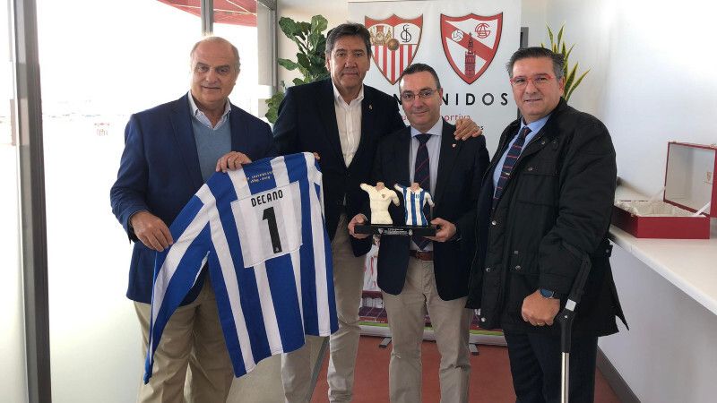 Intercambio de regalos entre el Decano y el Sevilla por el 130 aniversario