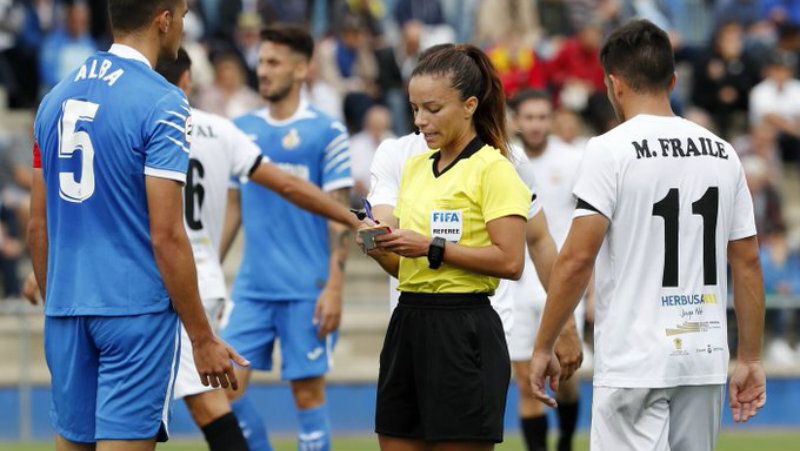 Tres sesiones a puerta cerrada y arbitraje femenino ante el Cádiz B
