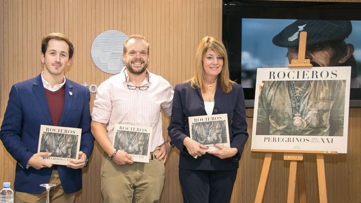 Luis de Vega recopila en un libro diez años de fotografías sobre la romería de Rocío