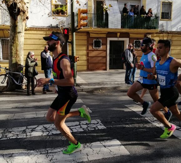 Adrián Andivia y Marta Corazón triunfan en una multitudinaria y festiva décima San Silvestre