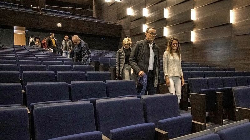 El presidente de la Diputación conoce el 'extraordinario' palacio de congresos de Ayamonte