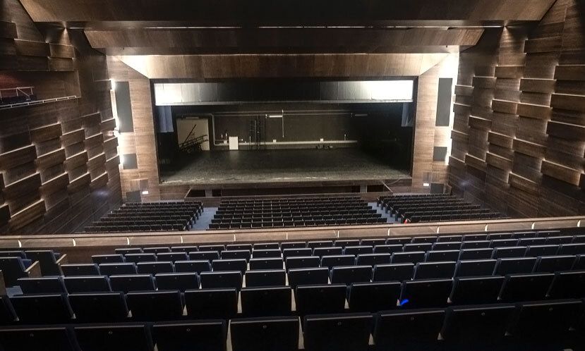 El presidente de la Diputación conoce el 'extraordinario' palacio de congresos de Ayamonte