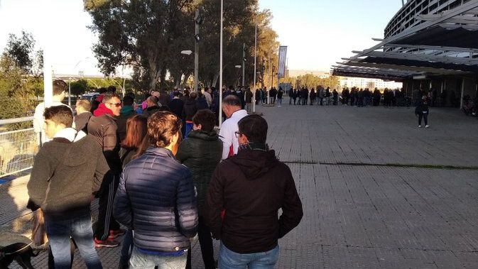 La afición albiazul agota en horas la primera tanda de la zamarra del 130 aniversario