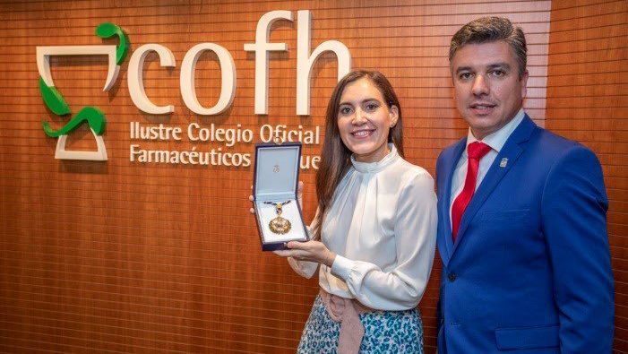 Los farmacéuticos de Huelva entregan la Carabela La Pinta a la 'influencer' sanitaria Boticaria García