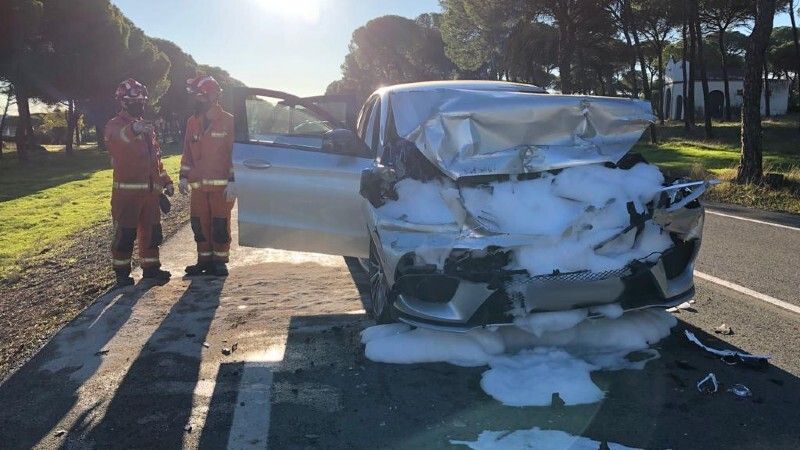 Heridas dos personas tras un fuerte choque por alcance entre un turismo y un camión frigorífico