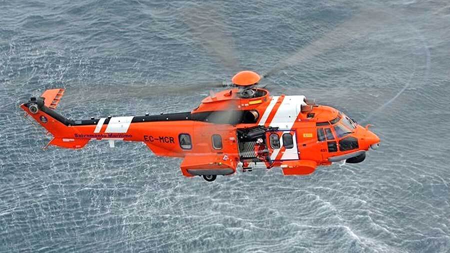 Evacuado en helicóptero el tripulante de un pesquero isleño por un fuerte dolor en el pecho 
