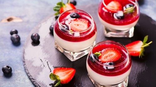 Panna cotta de fresas con chocolate blanco