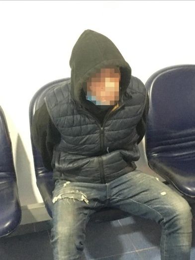Detienen a un varón por robar un vehículo, puentearlo y falsificar la matrícula