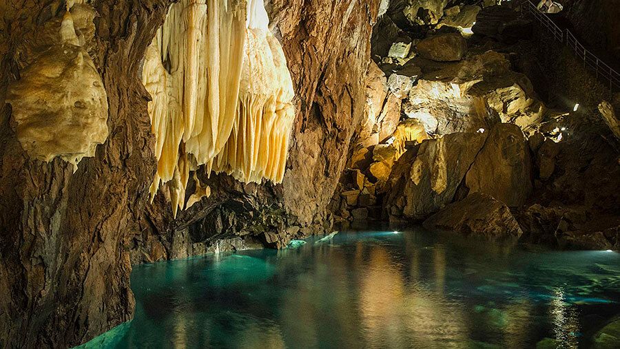 Aracena reabre al público este sábado la Gruta, el castillo y el Museo del Jamón
